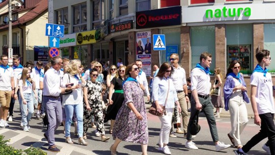 Barwny korowód na rozpoczęcie niedzielnego świętowania