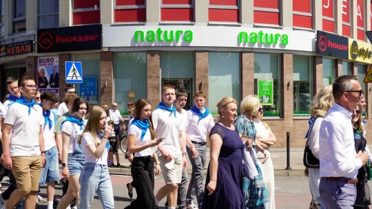 Barwny korowód na rozpoczęcie niedzielnego świętowania