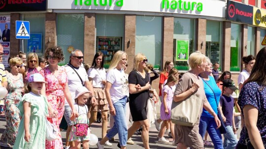 Barwny korowód na rozpoczęcie niedzielnego świętowania