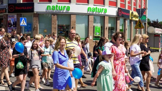 Barwny korowód na rozpoczęcie niedzielnego świętowania