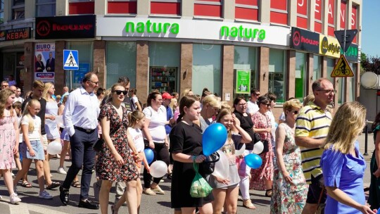 Barwny korowód na rozpoczęcie niedzielnego świętowania