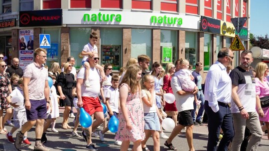 Barwny korowód na rozpoczęcie niedzielnego świętowania