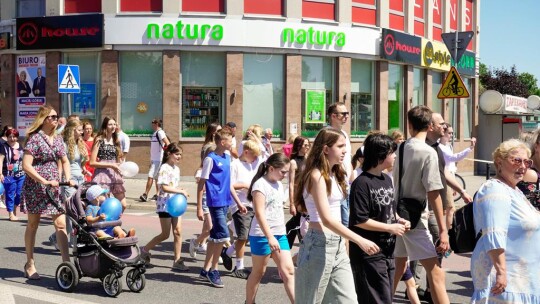 Barwny korowód na rozpoczęcie niedzielnego świętowania