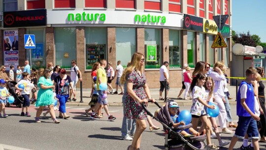 Barwny korowód na rozpoczęcie niedzielnego świętowania