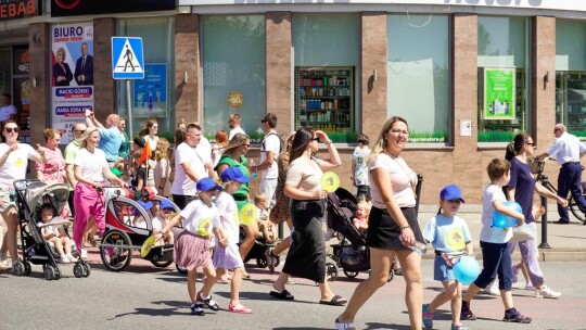 Barwny korowód na rozpoczęcie niedzielnego świętowania