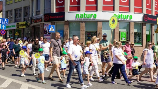 Barwny korowód na rozpoczęcie niedzielnego świętowania