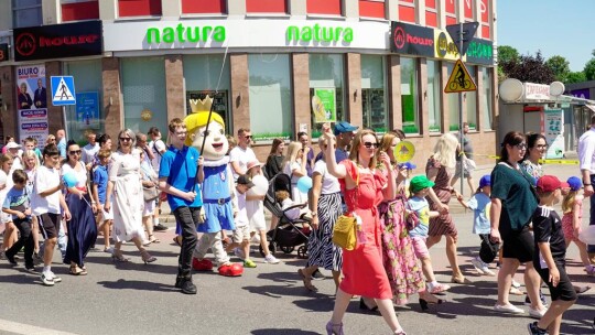 Barwny korowód na rozpoczęcie niedzielnego świętowania