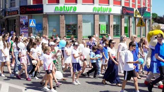 Barwny korowód na rozpoczęcie niedzielnego świętowania