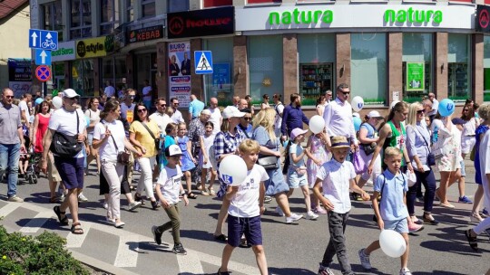 Barwny korowód na rozpoczęcie niedzielnego świętowania