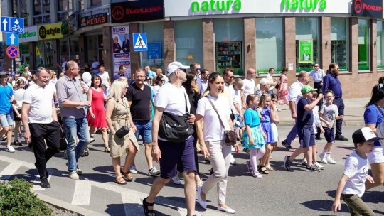 Barwny korowód na rozpoczęcie niedzielnego świętowania