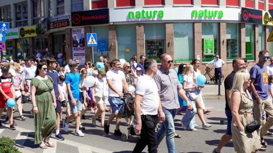 Barwny korowód na rozpoczęcie niedzielnego świętowania