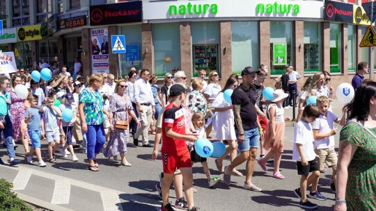 Barwny korowód na rozpoczęcie niedzielnego świętowania