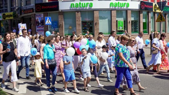 Barwny korowód na rozpoczęcie niedzielnego świętowania