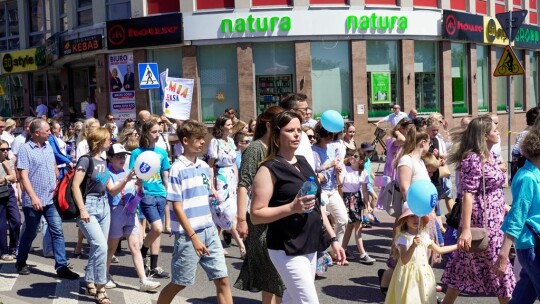 Barwny korowód na rozpoczęcie niedzielnego świętowania