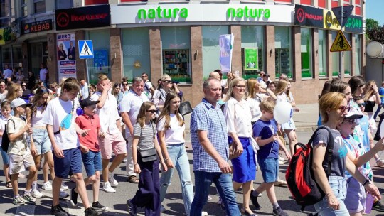 Barwny korowód na rozpoczęcie niedzielnego świętowania