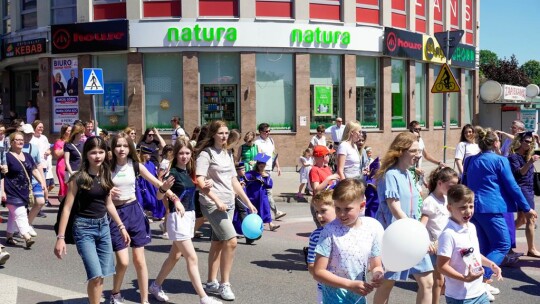 Barwny korowód na rozpoczęcie niedzielnego świętowania