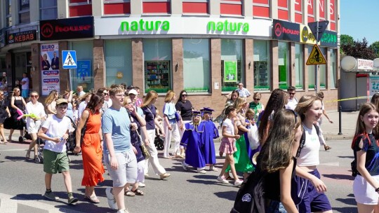 Barwny korowód na rozpoczęcie niedzielnego świętowania