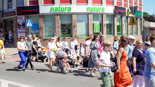 Barwny korowód na rozpoczęcie niedzielnego świętowania