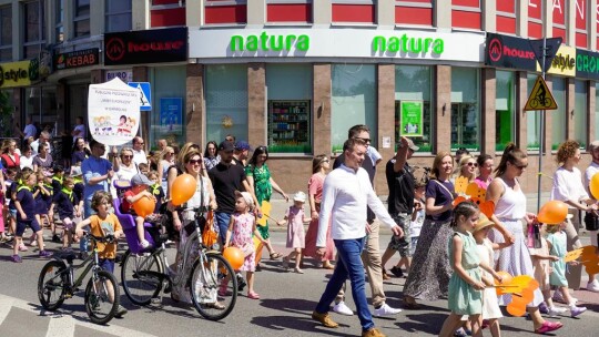 Barwny korowód na rozpoczęcie niedzielnego świętowania