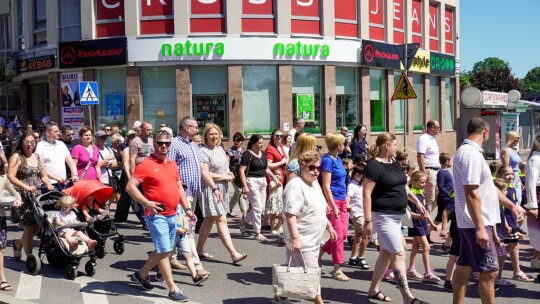 Barwny korowód na rozpoczęcie niedzielnego świętowania