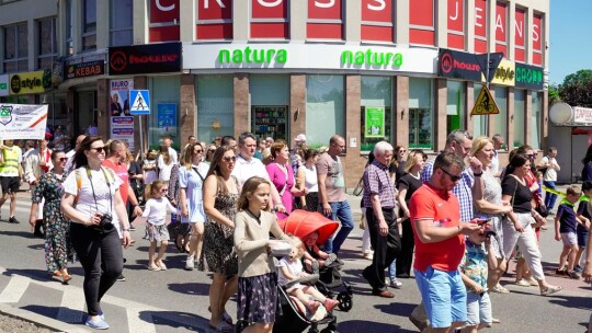 Barwny korowód na rozpoczęcie niedzielnego świętowania