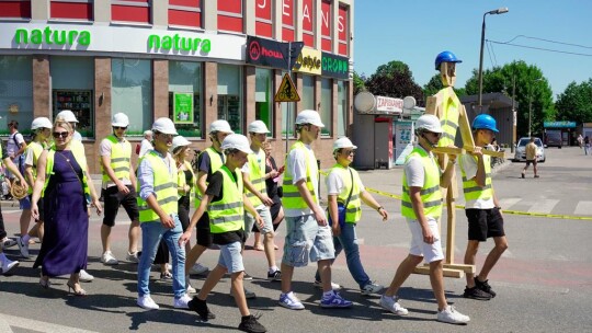 Barwny korowód na rozpoczęcie niedzielnego świętowania