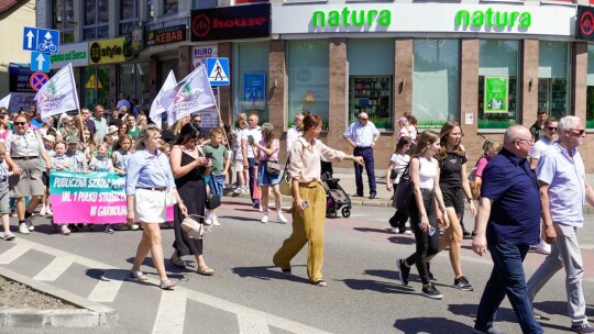 Barwny korowód na rozpoczęcie niedzielnego świętowania