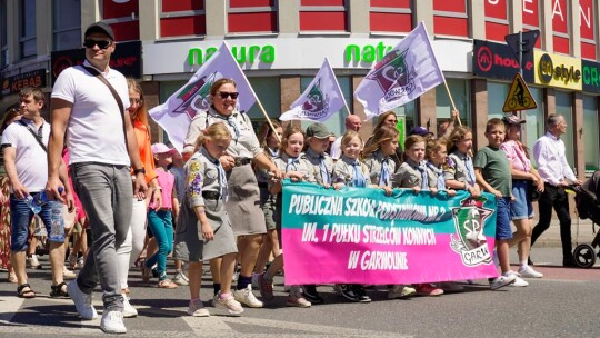 Barwny korowód na rozpoczęcie niedzielnego świętowania