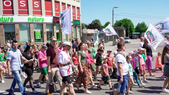 Barwny korowód na rozpoczęcie niedzielnego świętowania