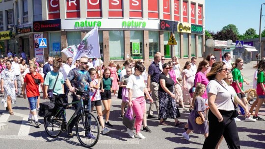 Barwny korowód na rozpoczęcie niedzielnego świętowania