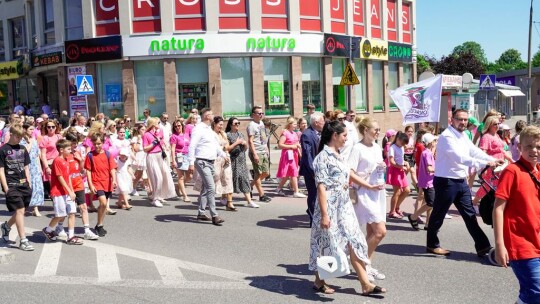 Barwny korowód na rozpoczęcie niedzielnego świętowania