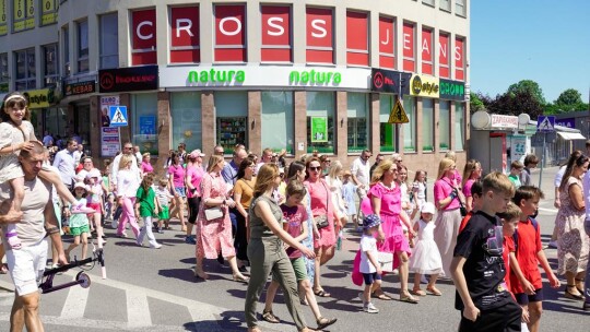 Barwny korowód na rozpoczęcie niedzielnego świętowania