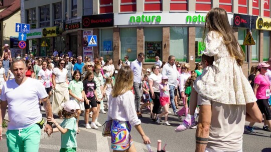 Barwny korowód na rozpoczęcie niedzielnego świętowania