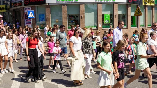 Barwny korowód na rozpoczęcie niedzielnego świętowania