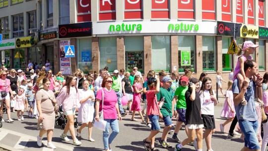 Barwny korowód na rozpoczęcie niedzielnego świętowania