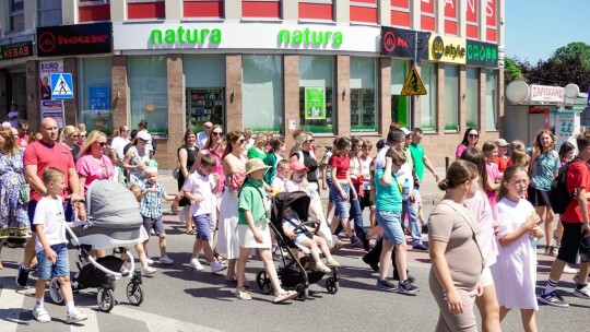 Barwny korowód na rozpoczęcie niedzielnego świętowania