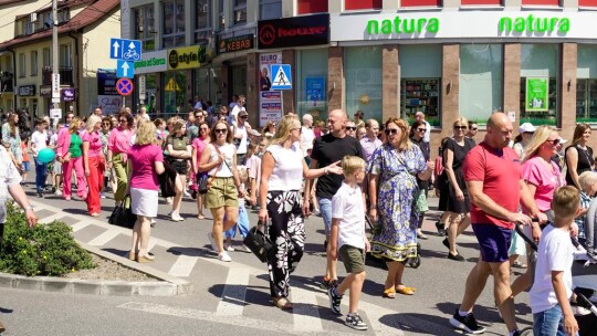 Barwny korowód na rozpoczęcie niedzielnego świętowania