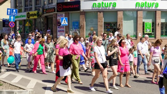 Barwny korowód na rozpoczęcie niedzielnego świętowania