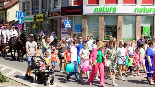 Barwny korowód na rozpoczęcie niedzielnego świętowania