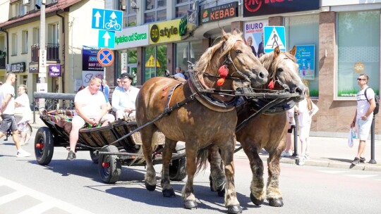 Barwny korowód na rozpoczęcie niedzielnego świętowania