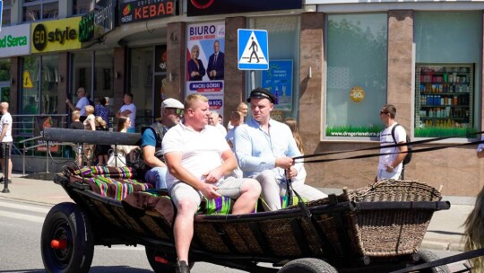 Barwny korowód na rozpoczęcie niedzielnego świętowania