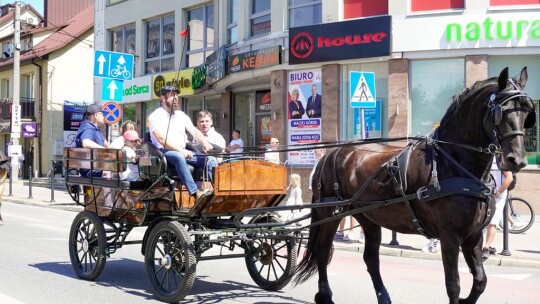 Barwny korowód na rozpoczęcie niedzielnego świętowania