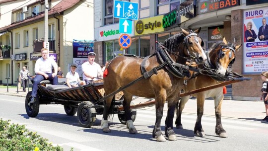 Barwny korowód na rozpoczęcie niedzielnego świętowania