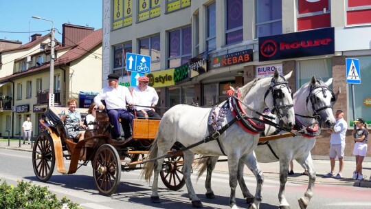 Barwny korowód na rozpoczęcie niedzielnego świętowania