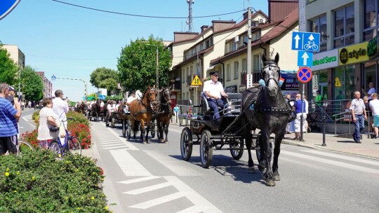 Barwny korowód na rozpoczęcie niedzielnego świętowania