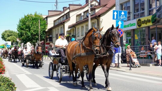 Barwny korowód na rozpoczęcie niedzielnego świętowania