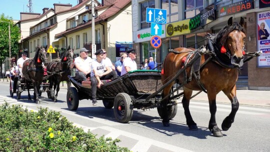 Barwny korowód na rozpoczęcie niedzielnego świętowania