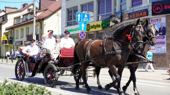 Barwny korowód na rozpoczęcie niedzielnego świętowania