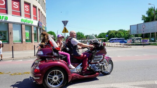 Barwny korowód na rozpoczęcie niedzielnego świętowania