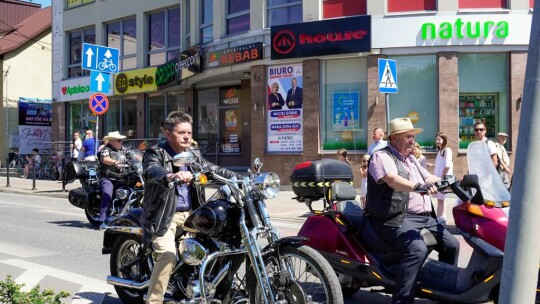 Barwny korowód na rozpoczęcie niedzielnego świętowania